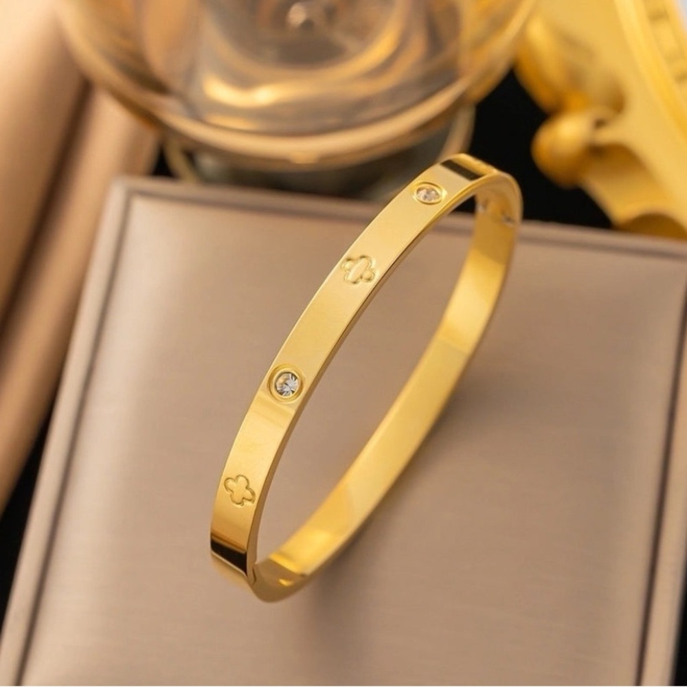 Elegant Gold Bracelet with Crystal Accents